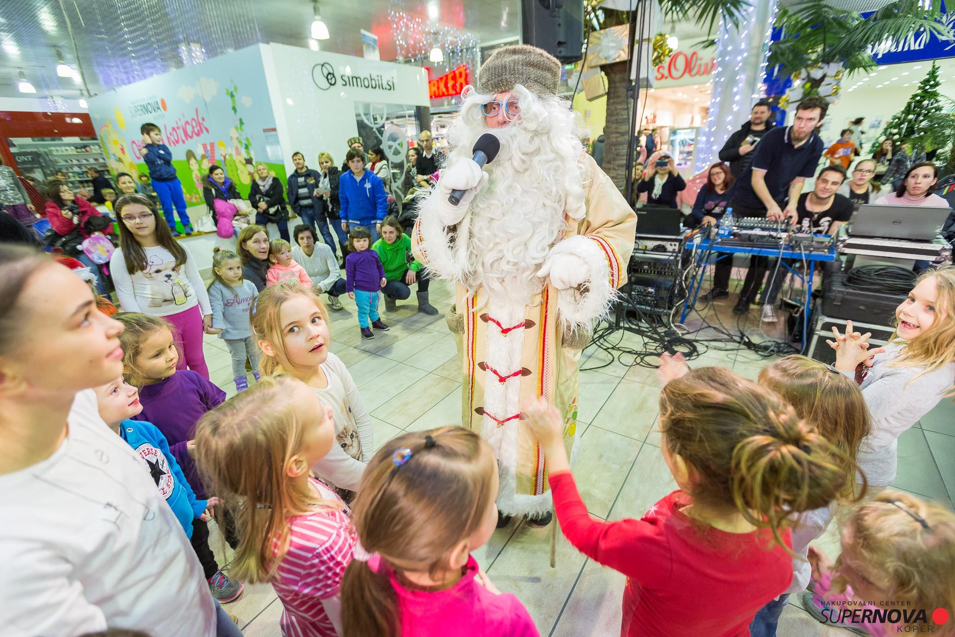 Dedek Mraz na obisku med otroki