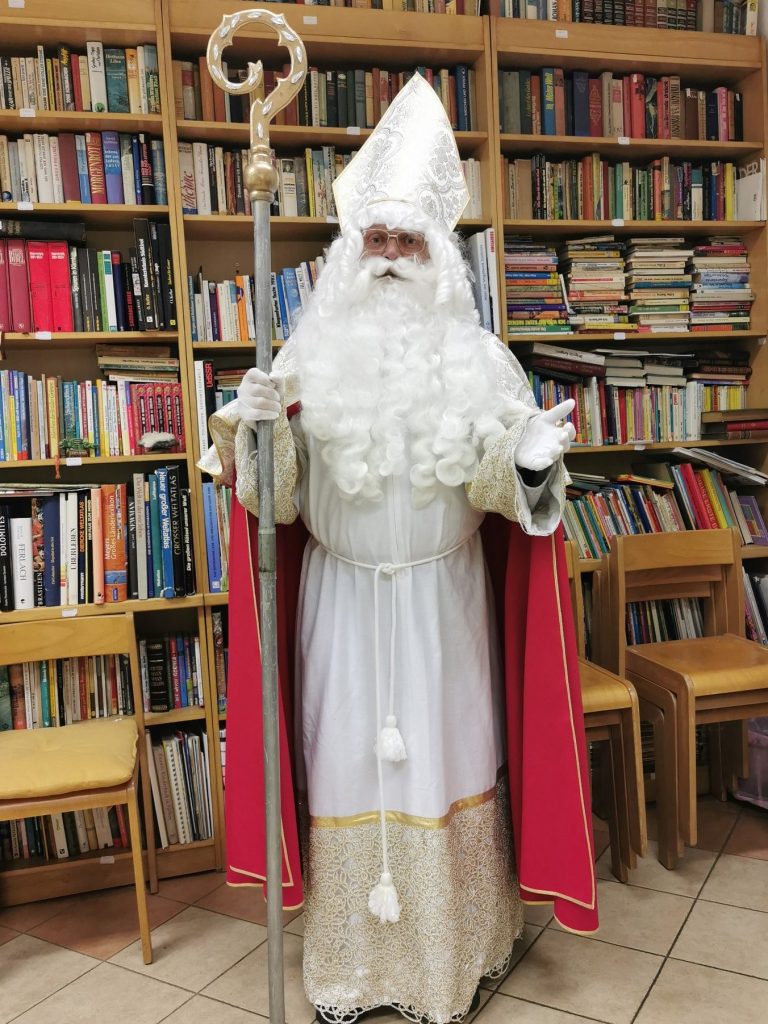 Najem Miklavža - sveti Miklavž v tradicionalni obleki med prazničnim obiskom in obdarovanjem